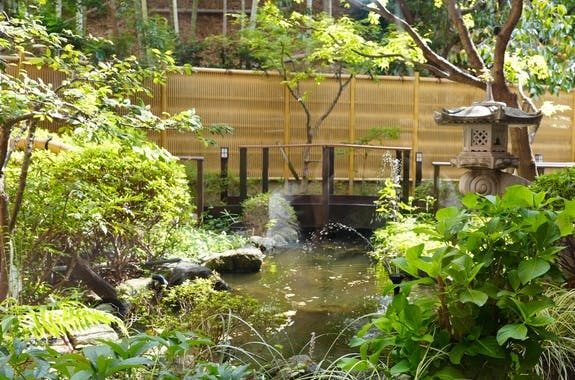 千里山翔裕館 庭園
