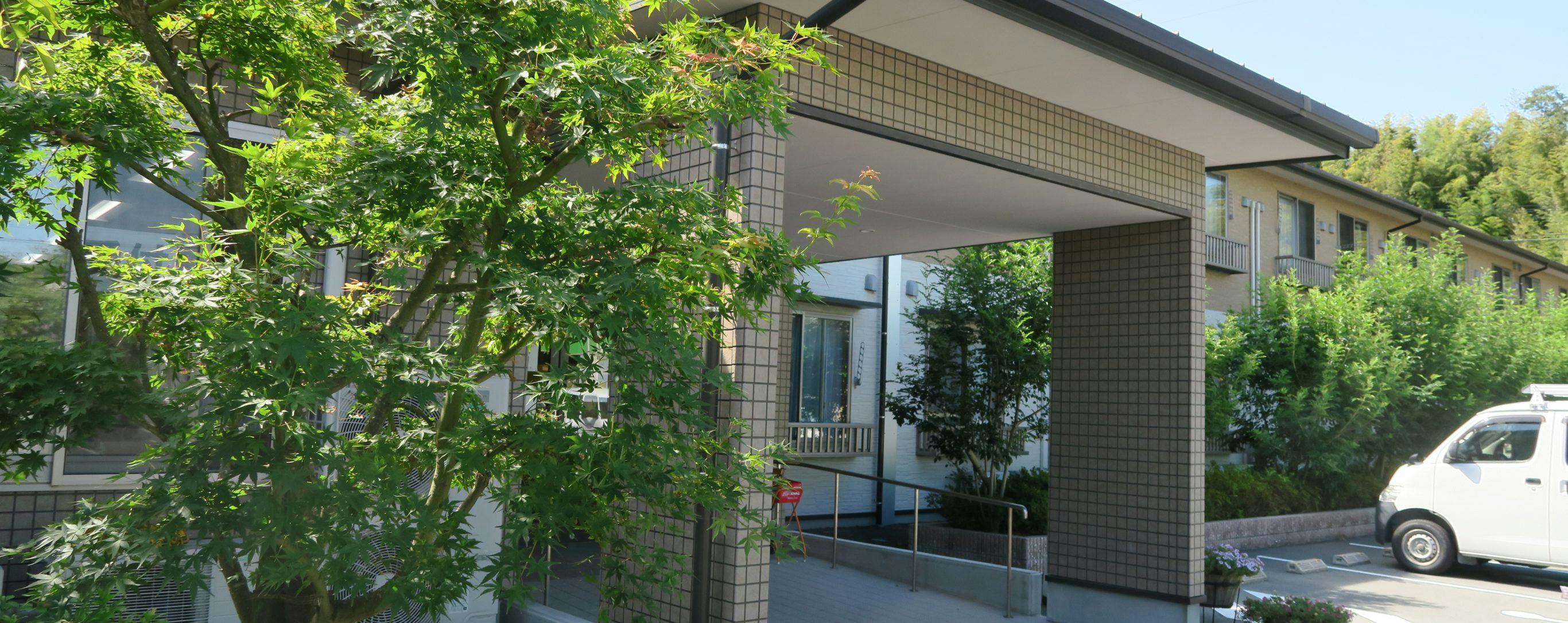 むべの里有料老人ホーム中山 玄関前