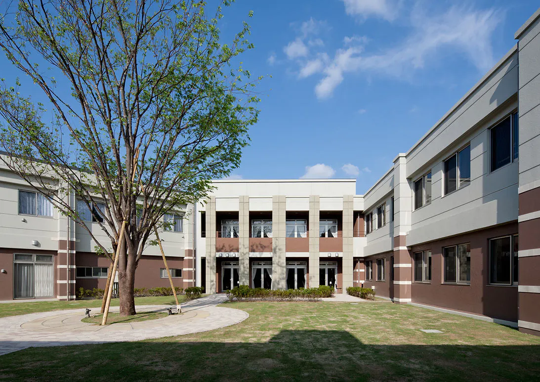 ドローム母原 中庭