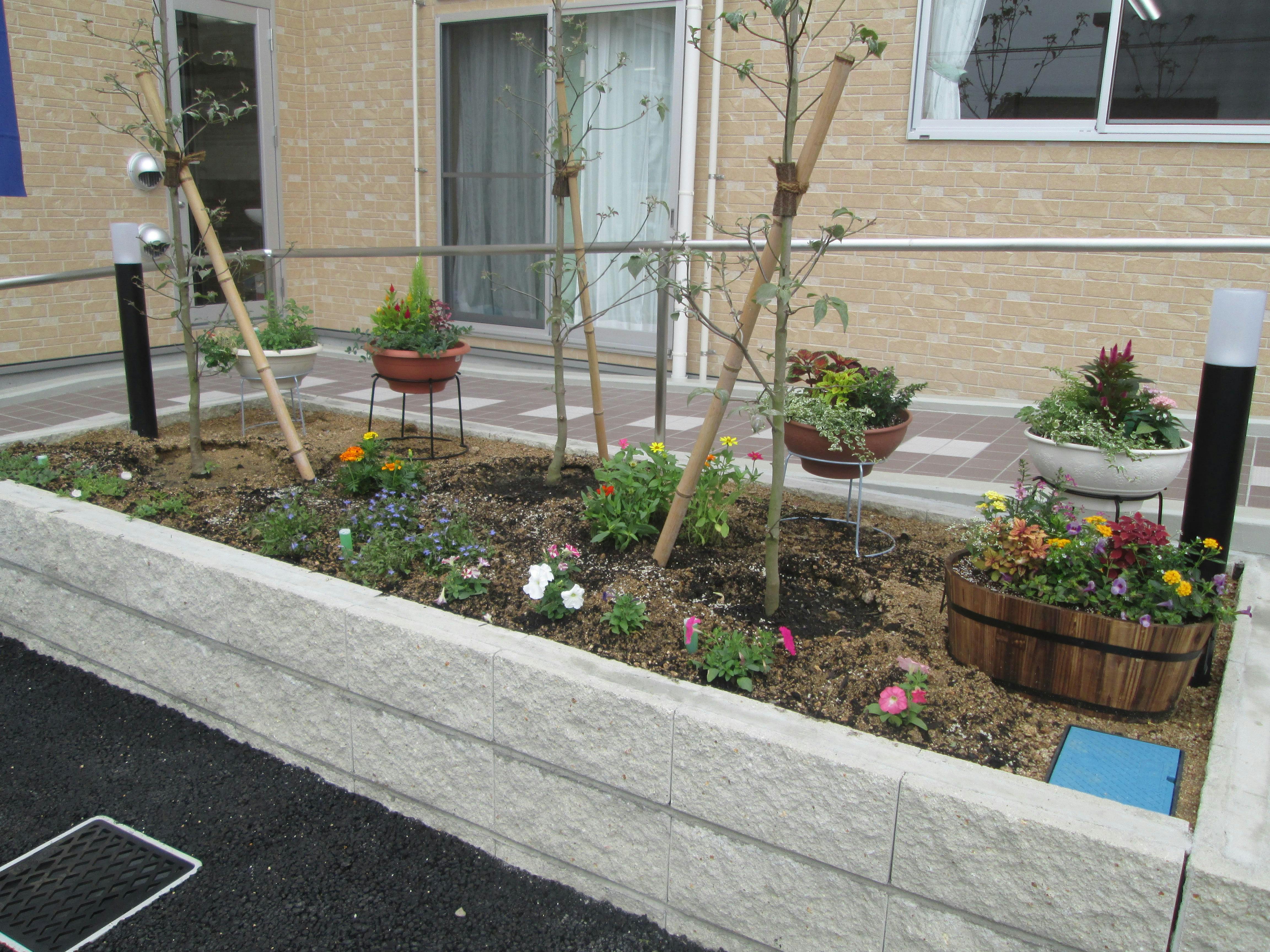 ライフパートナー市之郷 花壇