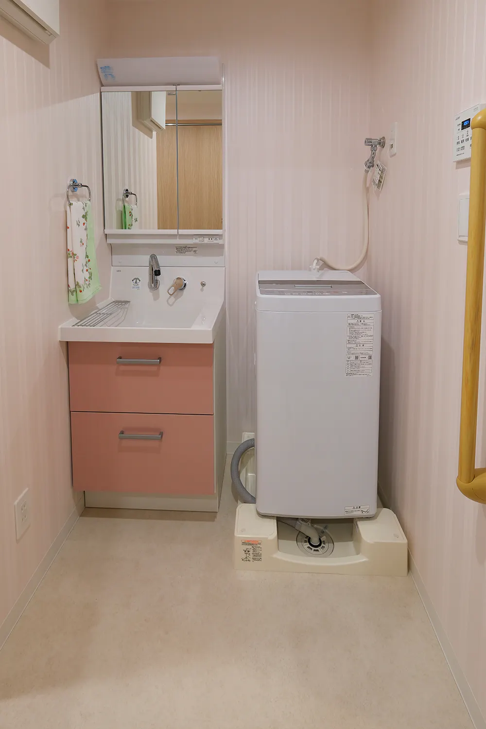 クイーンヒル目白台 洗面化粧台と洗濯機防水パン