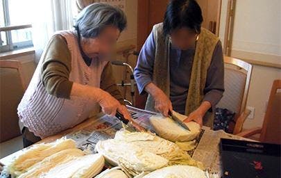 ヒューマンライフケアグループホーム市川 白菜の漬物作り