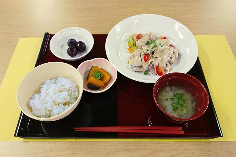 有料老人ホームメディケア福岡西 バランスの摂れた食事