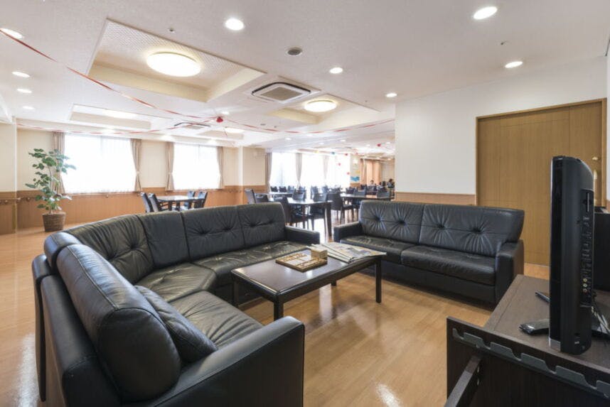 SOMPOケア そんぽの家新川崎 ダイニング（食堂）兼機能訓練コーナー