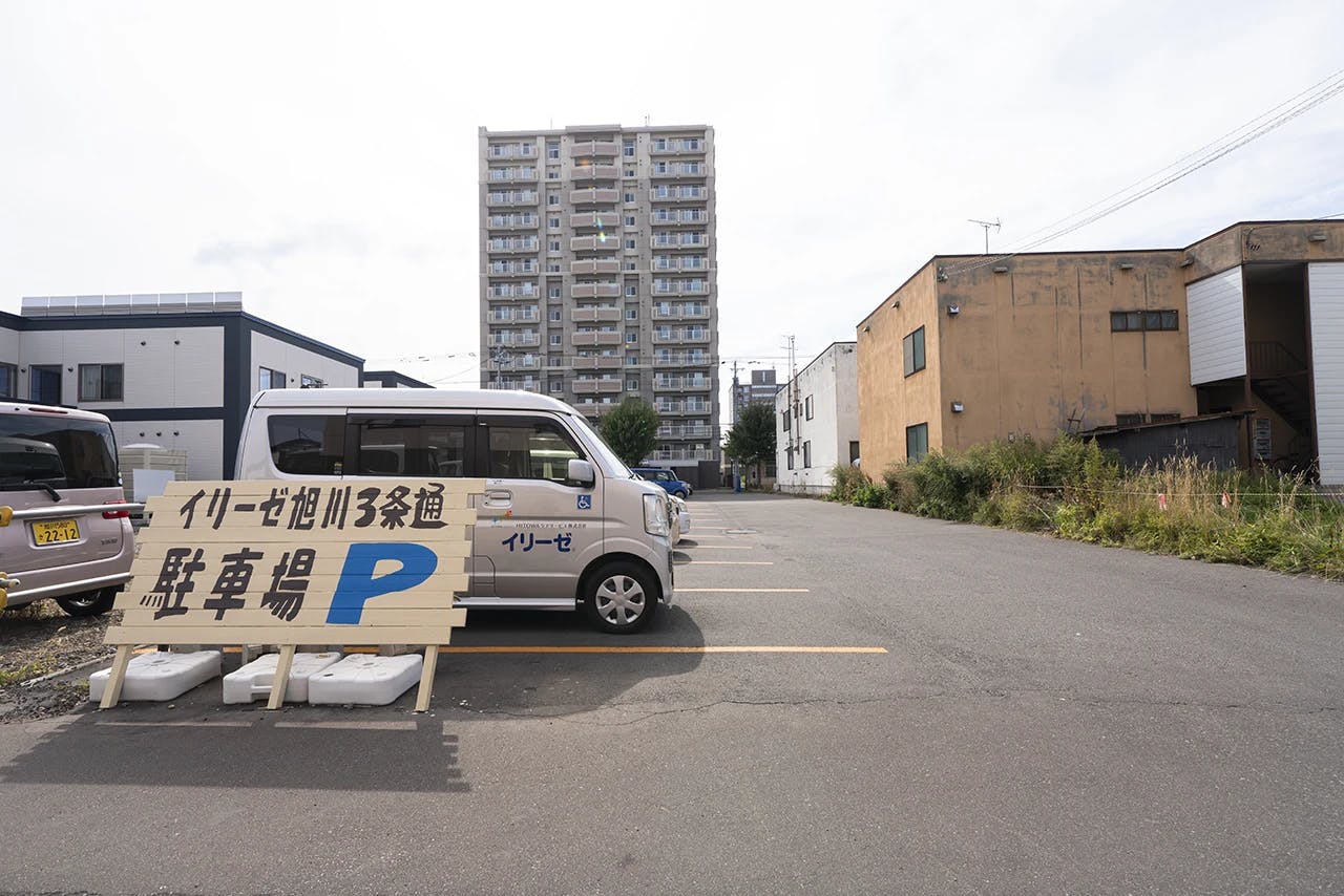 イリーゼ旭川３条通 駐車場
