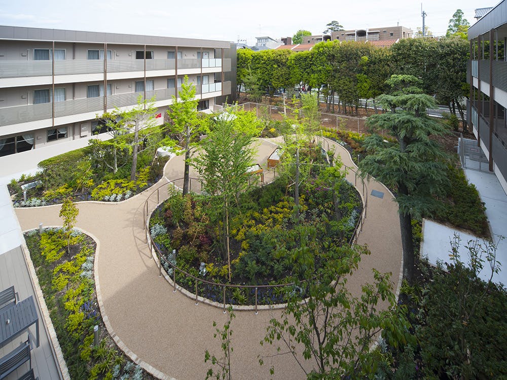 チャームスイート仁川 中庭