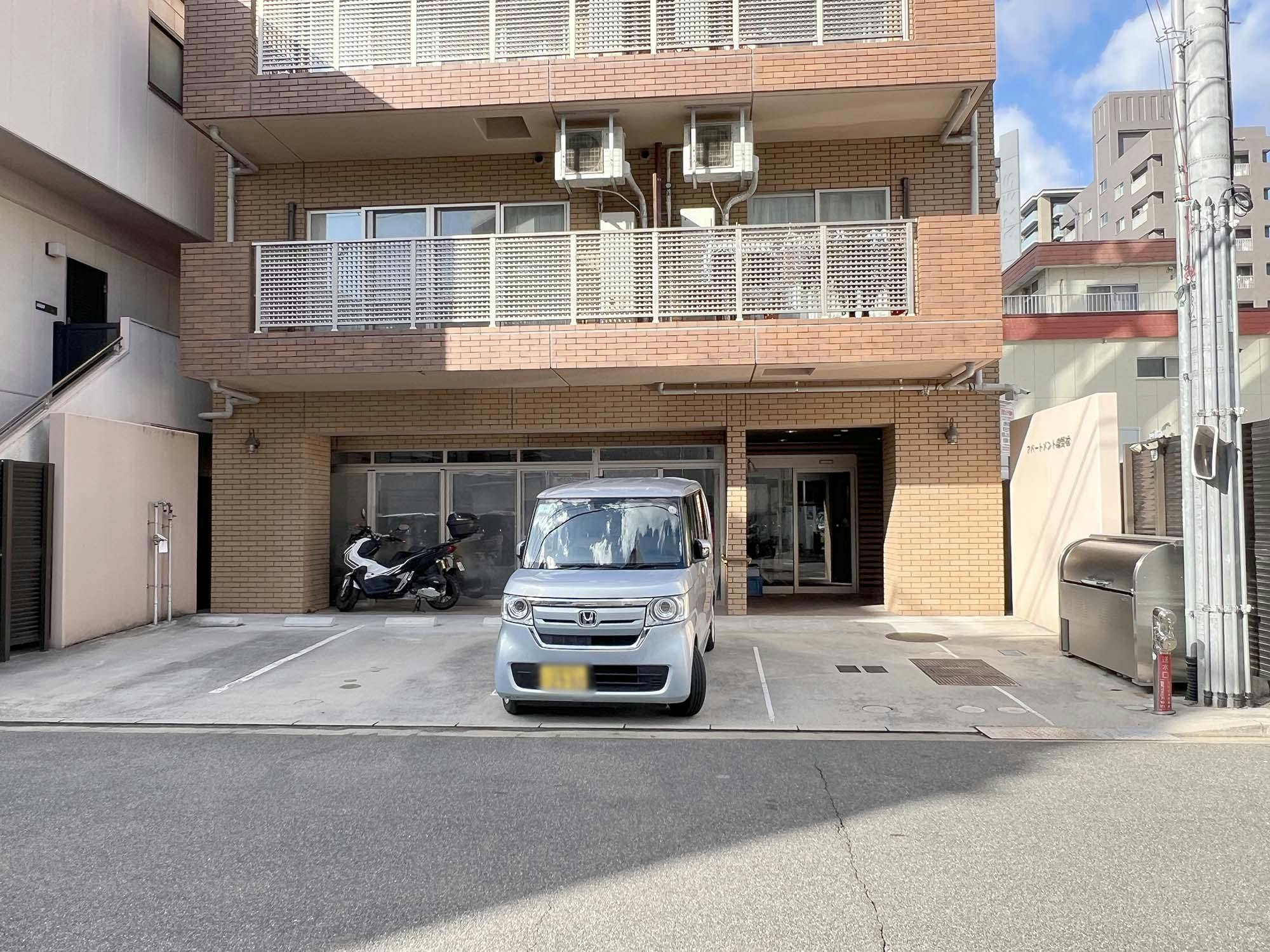 アパートメント鷹野橋 駐車場