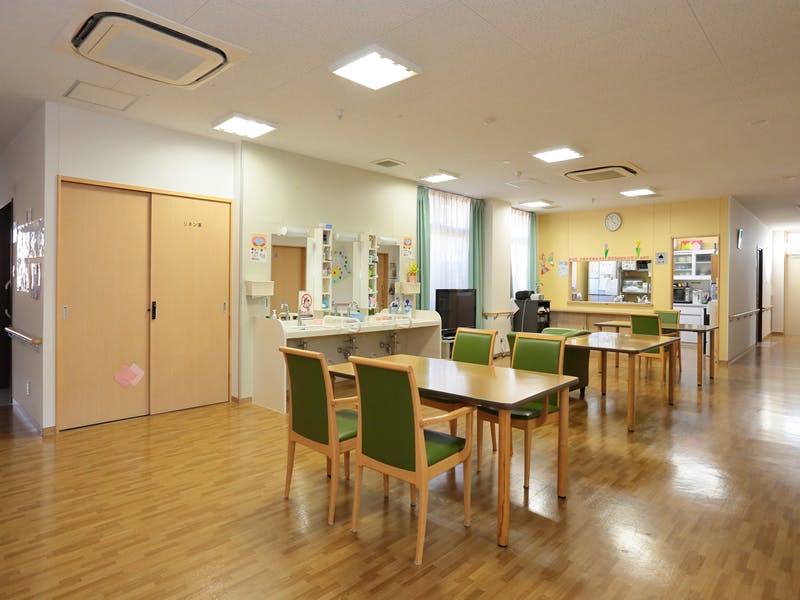 たのしい家八戸ノ里 食堂（左側からキッチン方向）